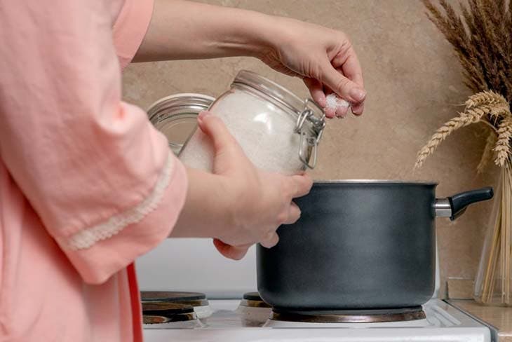 Ajouter du sel lors de la cuisson des pâtes 