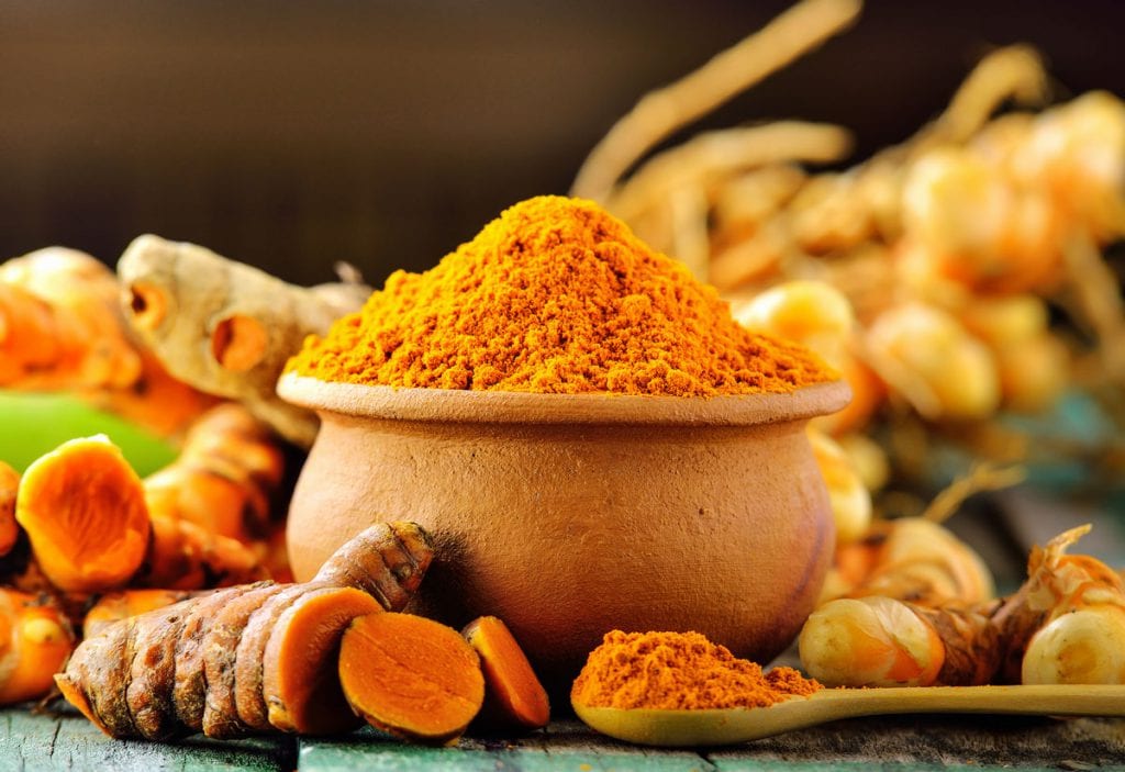 Poudre et racine de curcuma frais