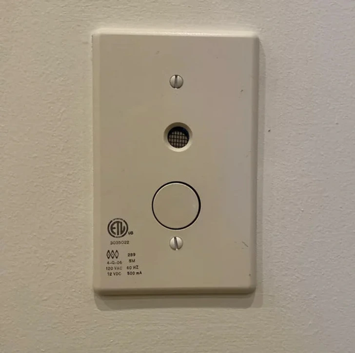 Petit dispositif électronique fixé près d'une porte