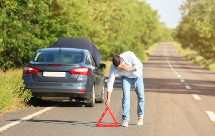 Voiture en panne sur la route