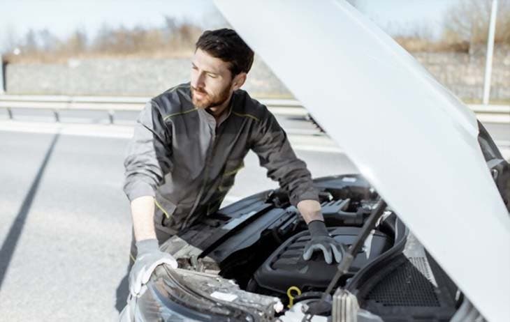 Réparation d’une voiture sur la route