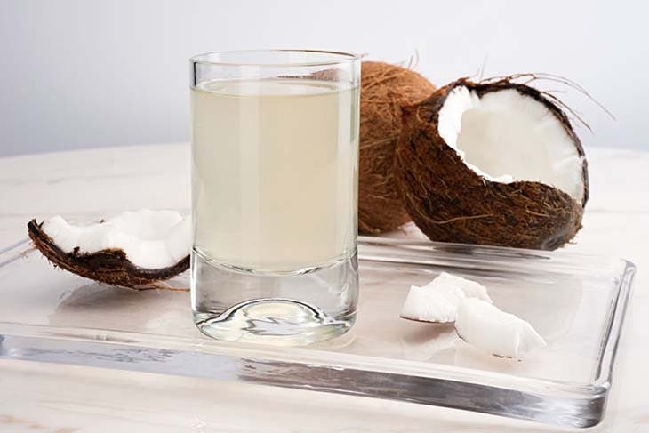 L’eau de coco dans un verre