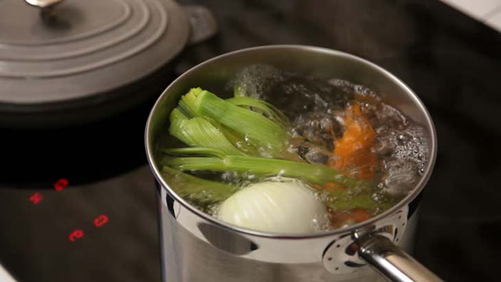 Eau de cuisson des légumes contre les mauvaises herbes 