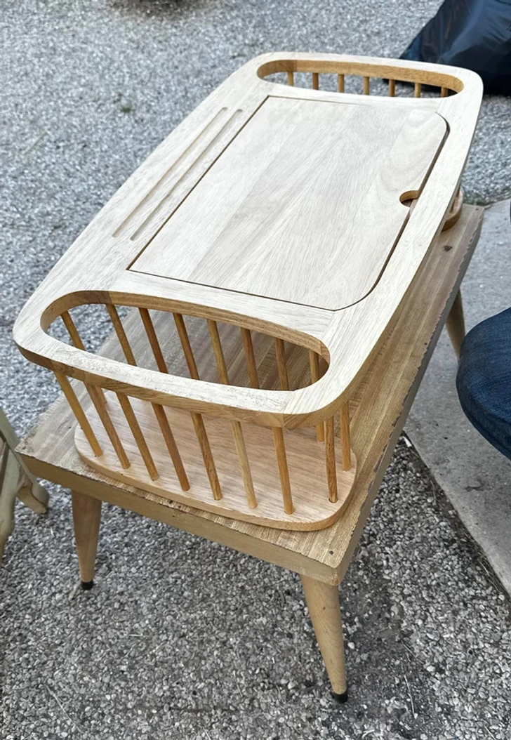 Table ou bureau avec un plateau qui se soulève pour révéler un lit