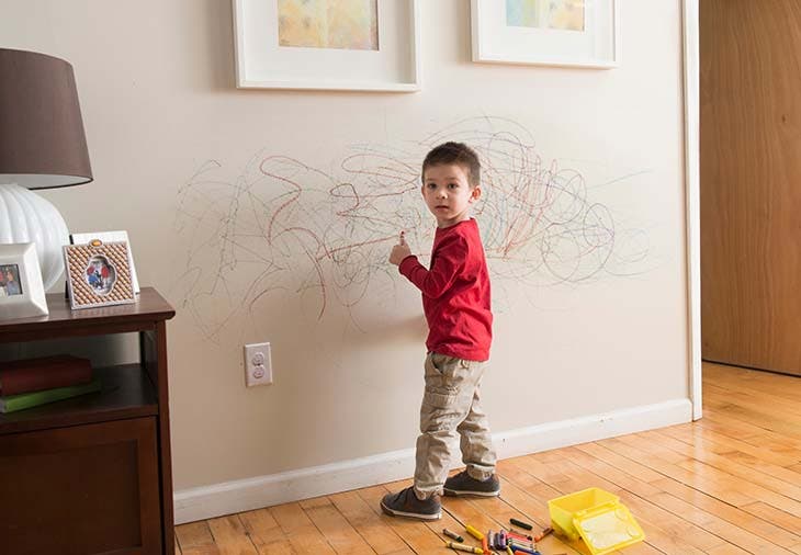 Enfant qui dessine sur les murs – source : spm