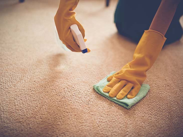 Enlever les taches sur un tapis - source : spm