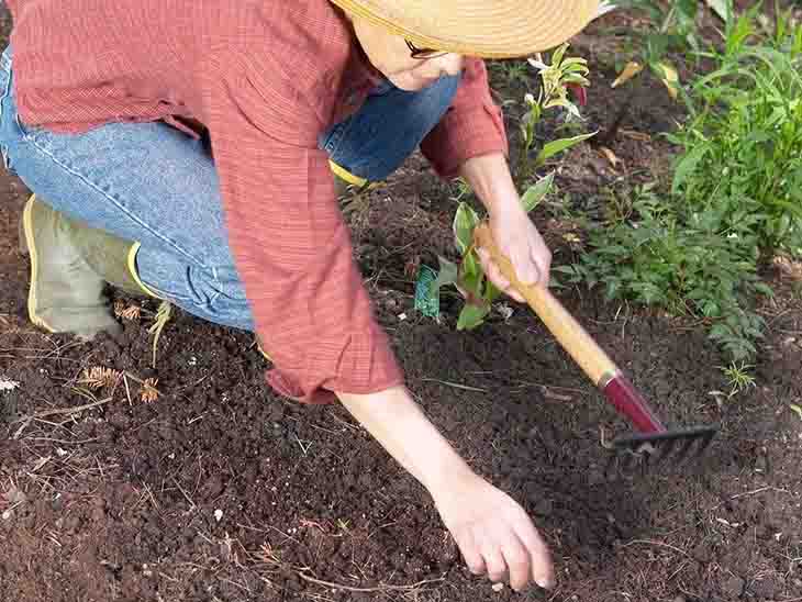 Faire un trou pour verser du bicarbonate de soude 