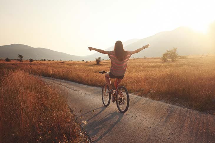 Femme en vélo 