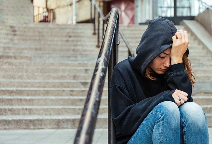 fille deprimée assise dans la rue