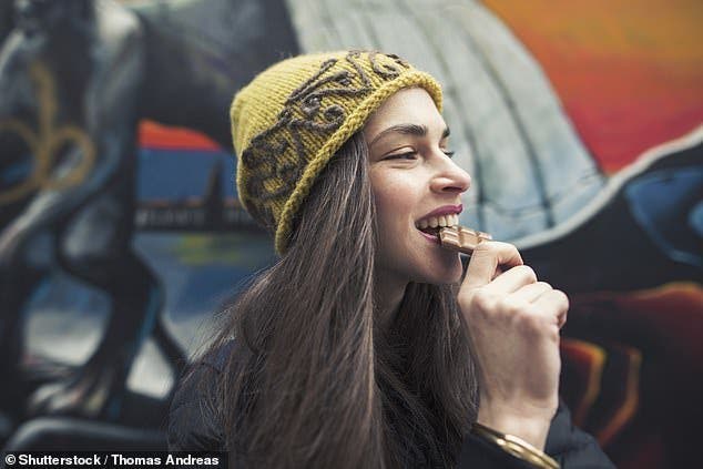 fille mange chocolat