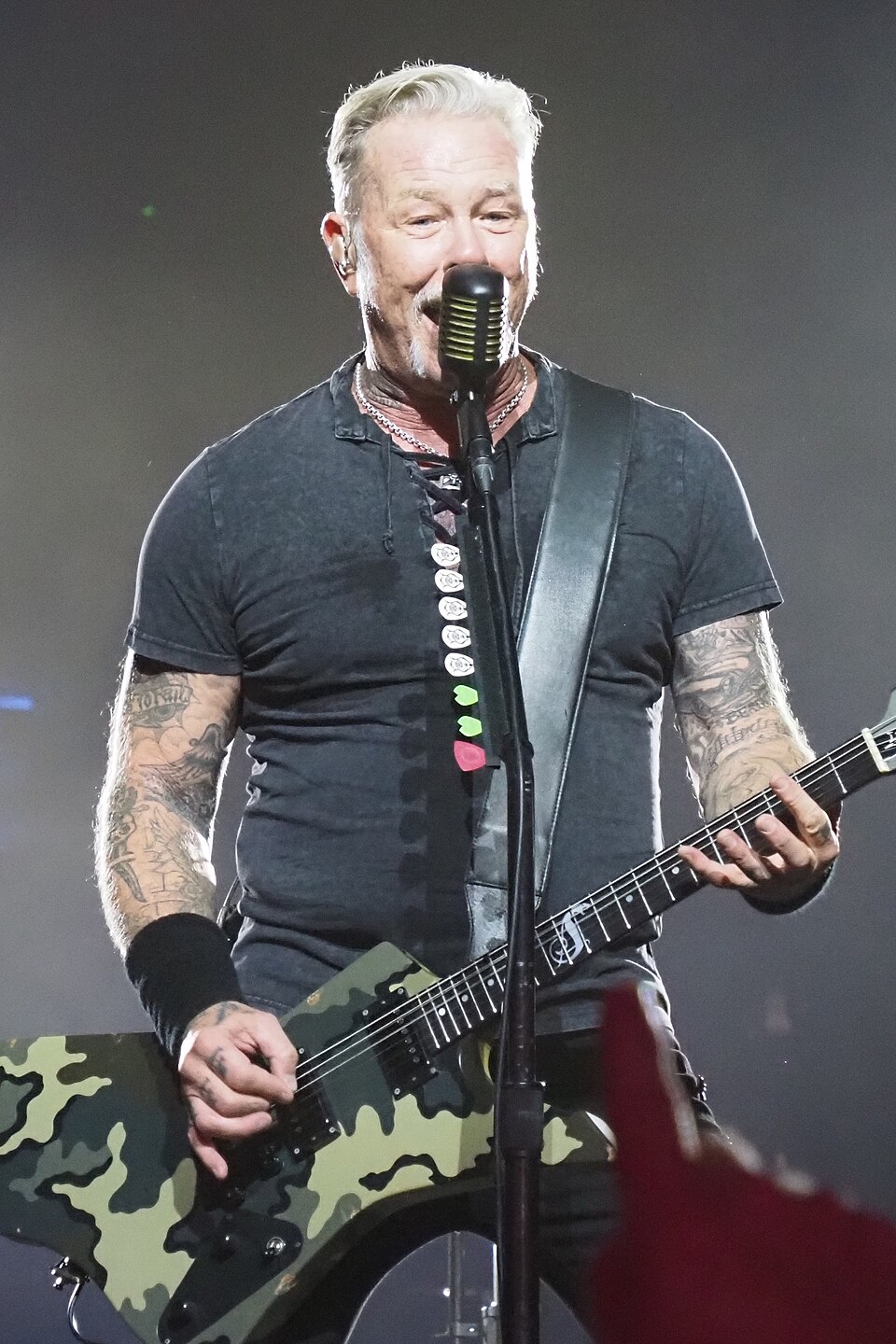 Portrait de James Hetfield, regard intense et déterminé