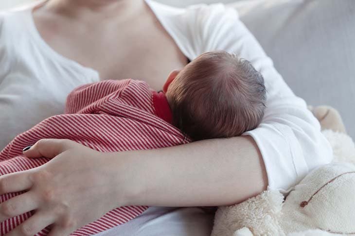 Une maman qui allaite son bébé