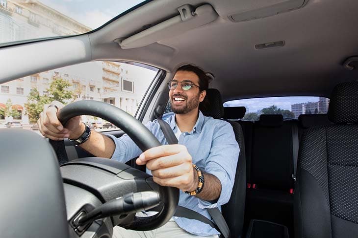 homme conduit voiture