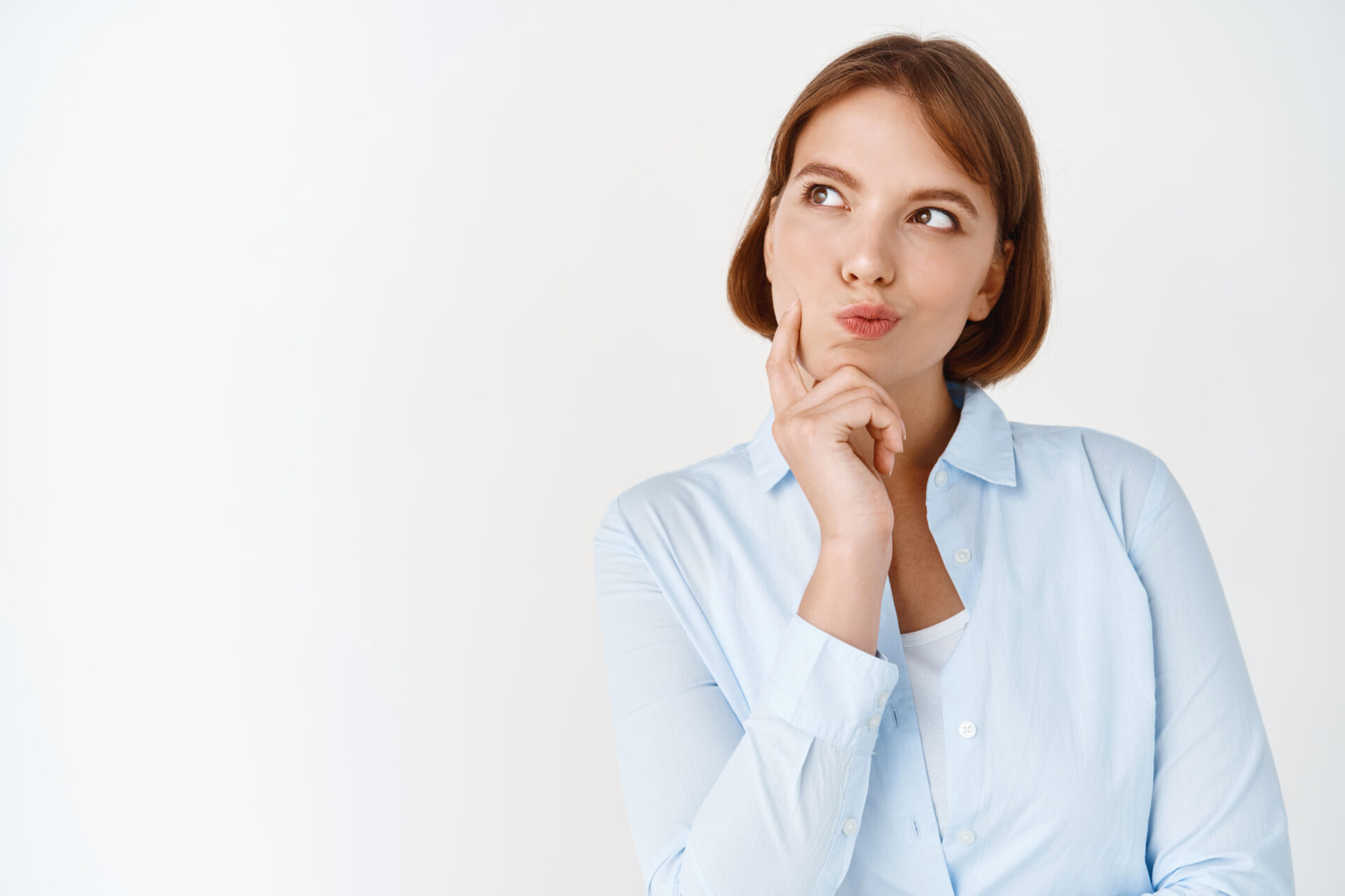 Jeune femme pensive, regardant sur le côté, semblant réfléchir intensément