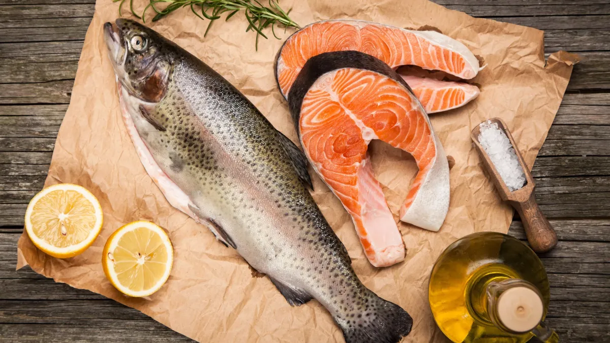 Un beau filet de saumon frais, posé sur une planche, illustrant sa texture et sa couleur orangée.
