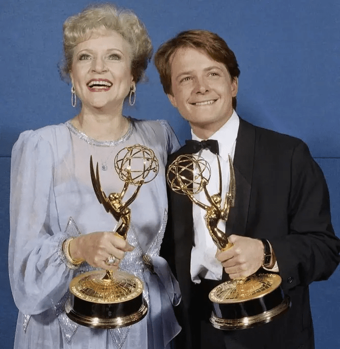 Michael J. Fox souriant, posant avec détermination