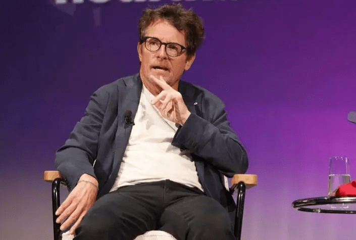 Michael J. Fox souriant, posant avec dignité