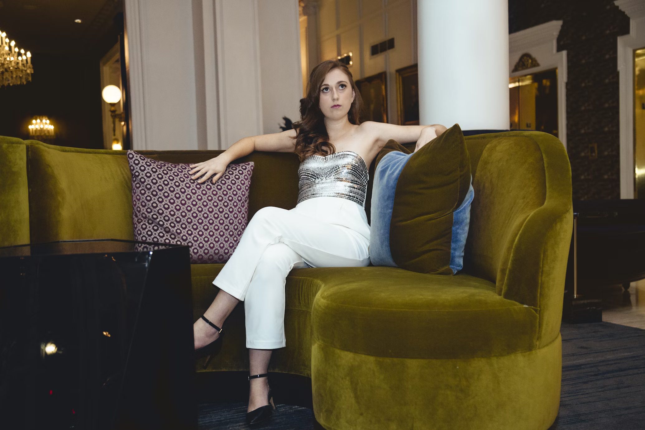 Deux femmes en conversation, l'une les jambes croisées, illustrant la communication non-verbale