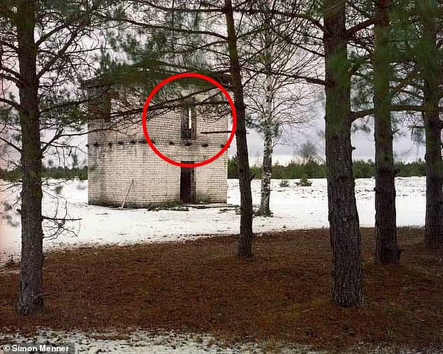 Même photographie avec un cercle indiquant l'emplacement du sniper camouflé