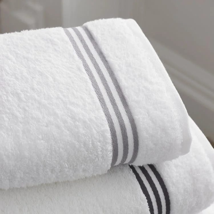 Gouttes d'eau étant absorbées par le tissu d'une serviette à rayures