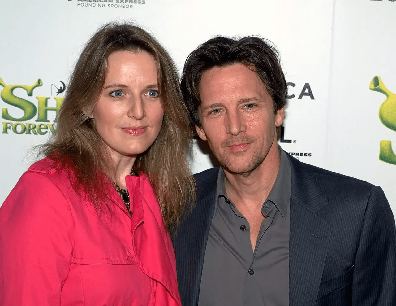 Andrew McCarthy, réfléchi, lors d'une interview