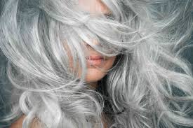 Détail de mèches de cheveux gris et blancs entremêlés