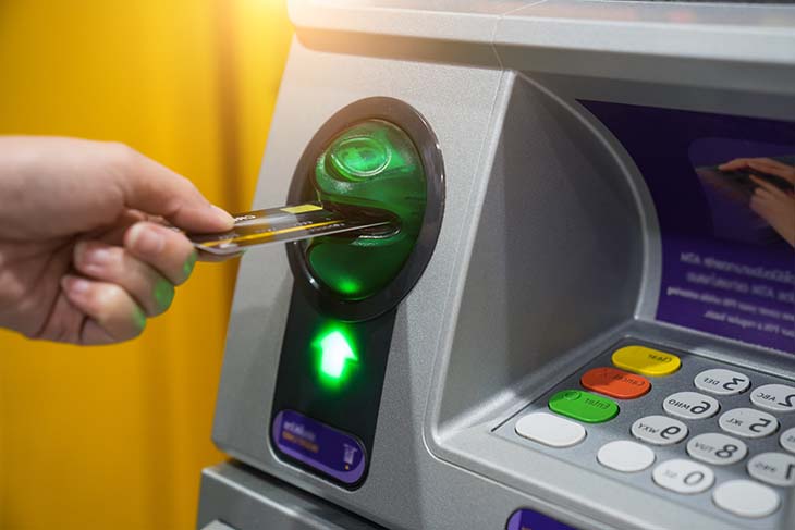 Insérer la carte bancaire dans le guichet automatique 