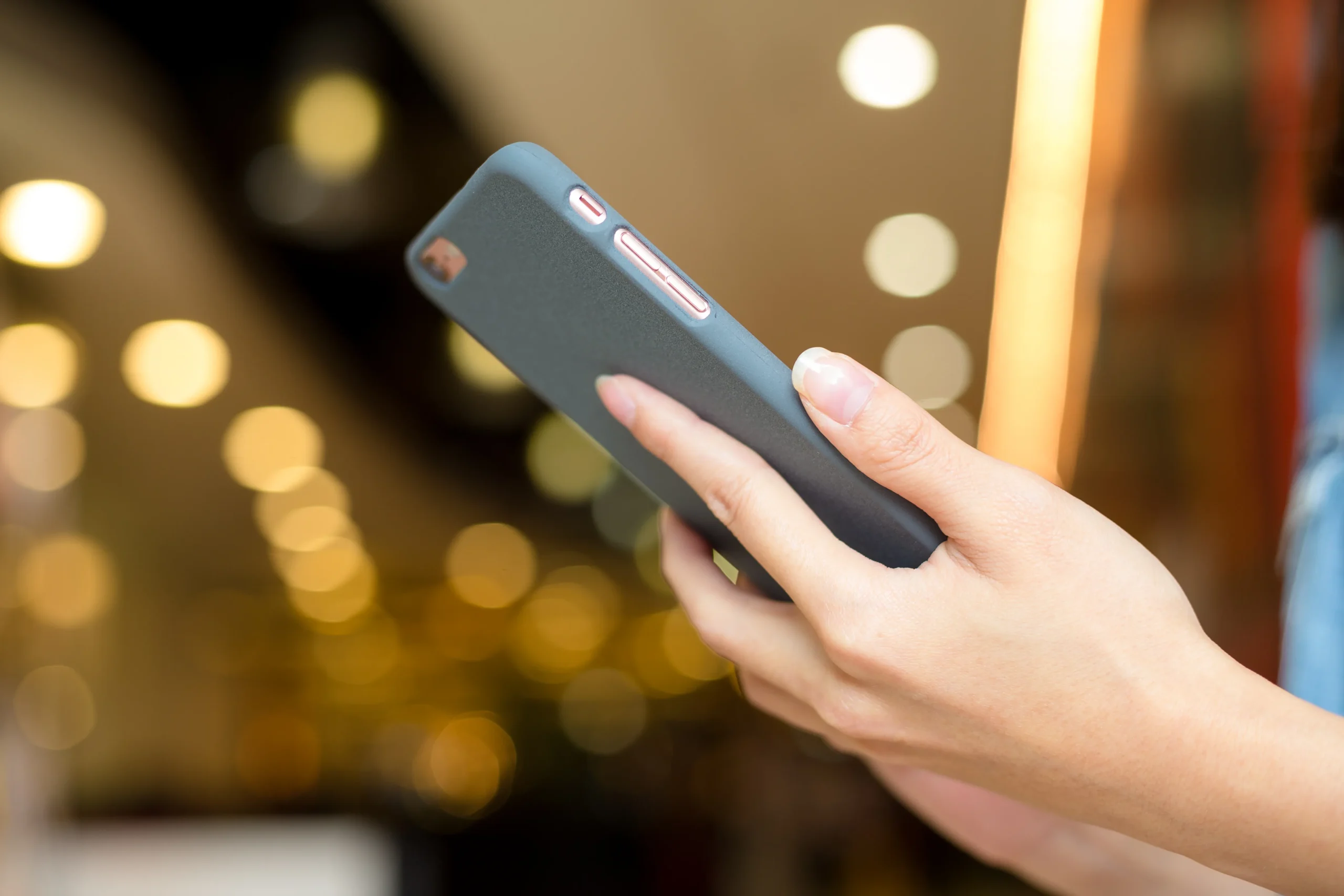 Personne utilisant le bouton volume d'un smartphone pour prendre une photo