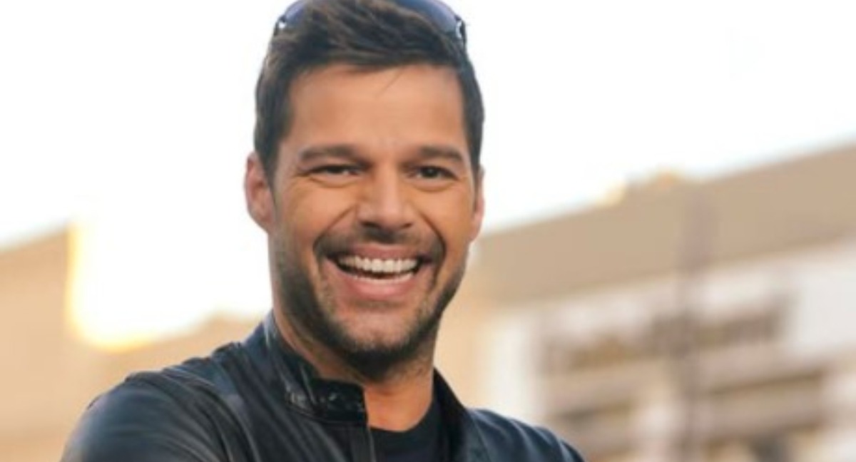 Les jumeaux Matteo et Valentino Martin posant avec leur père Ricky Martin