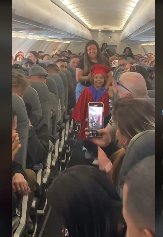 le jeune garçon se fait applaudir par les passagers