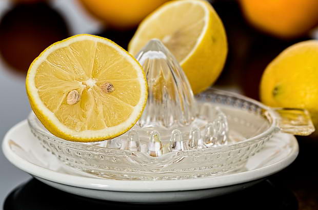 Verre d'eau tiède avec des tranches de citron frais