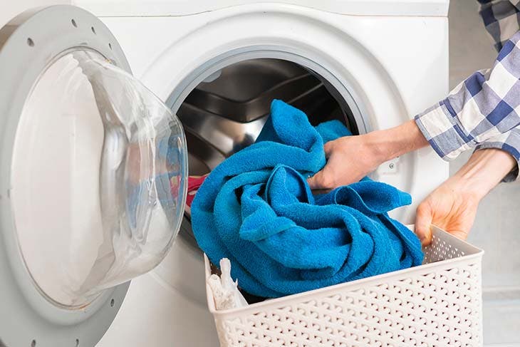 Linge dans la machine à laver 