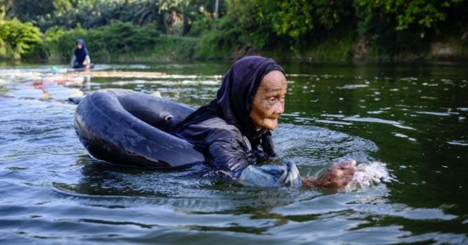 mamies indonésiennes collectent l'eau douce en nageant