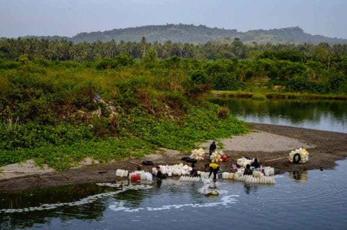 mamies indonésiennes collectent l'eau douce en nageant2