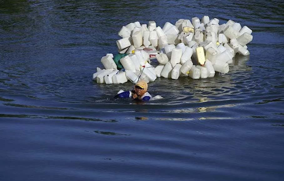 mamies indonésiennes collectent l'eau douce en nageant3