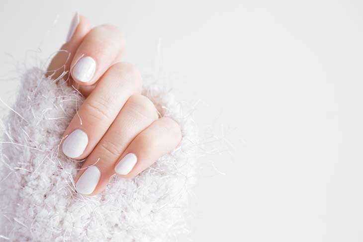 Un vernis à ongles  banc pour des ongles soignés 