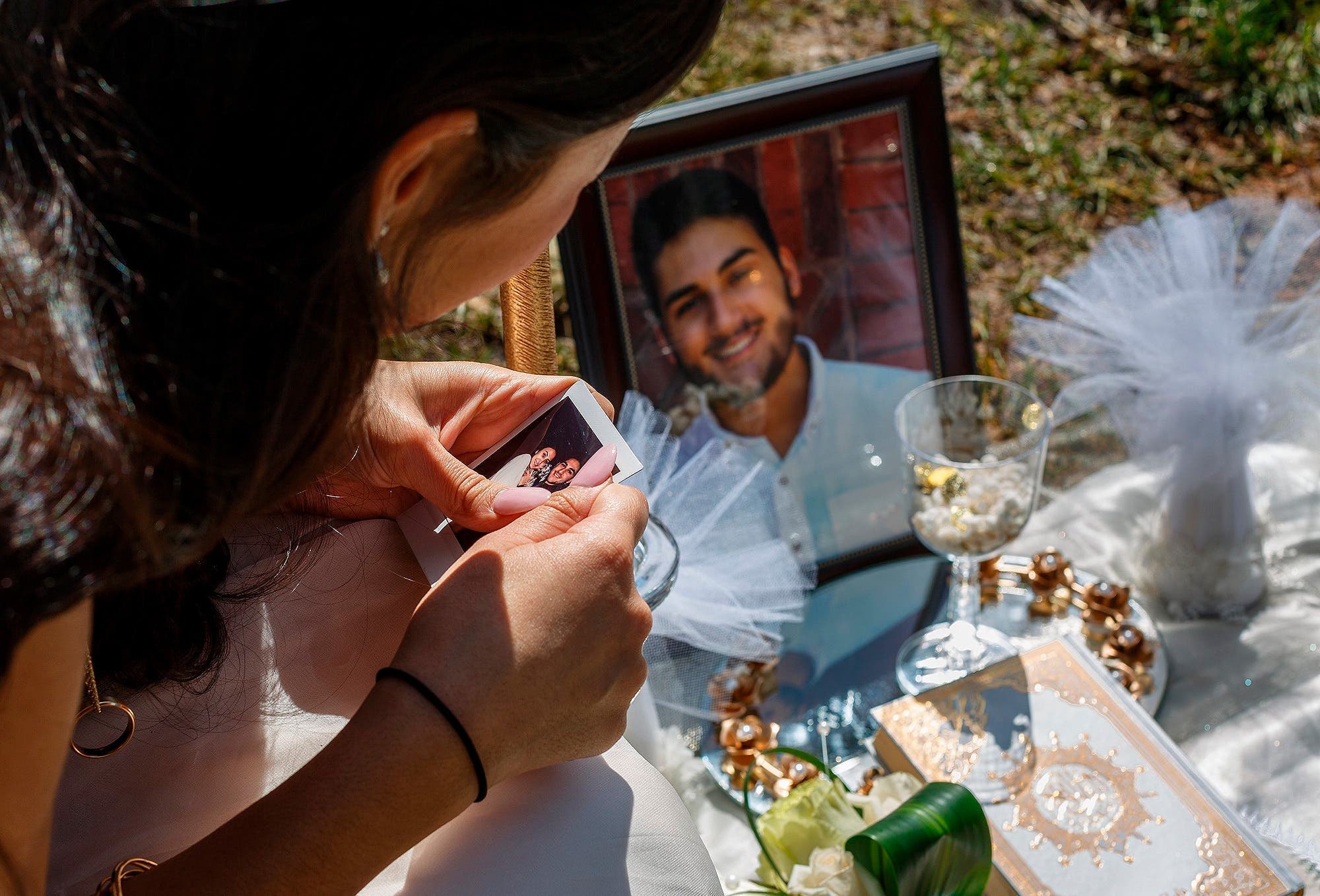 Elle porte sa robe de mariage sur la tombe de son fiancé le jour de leur mariage 