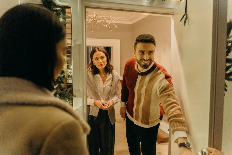 Une personne confortablement installée dans son canapé, profitant du calme de son intérieur.