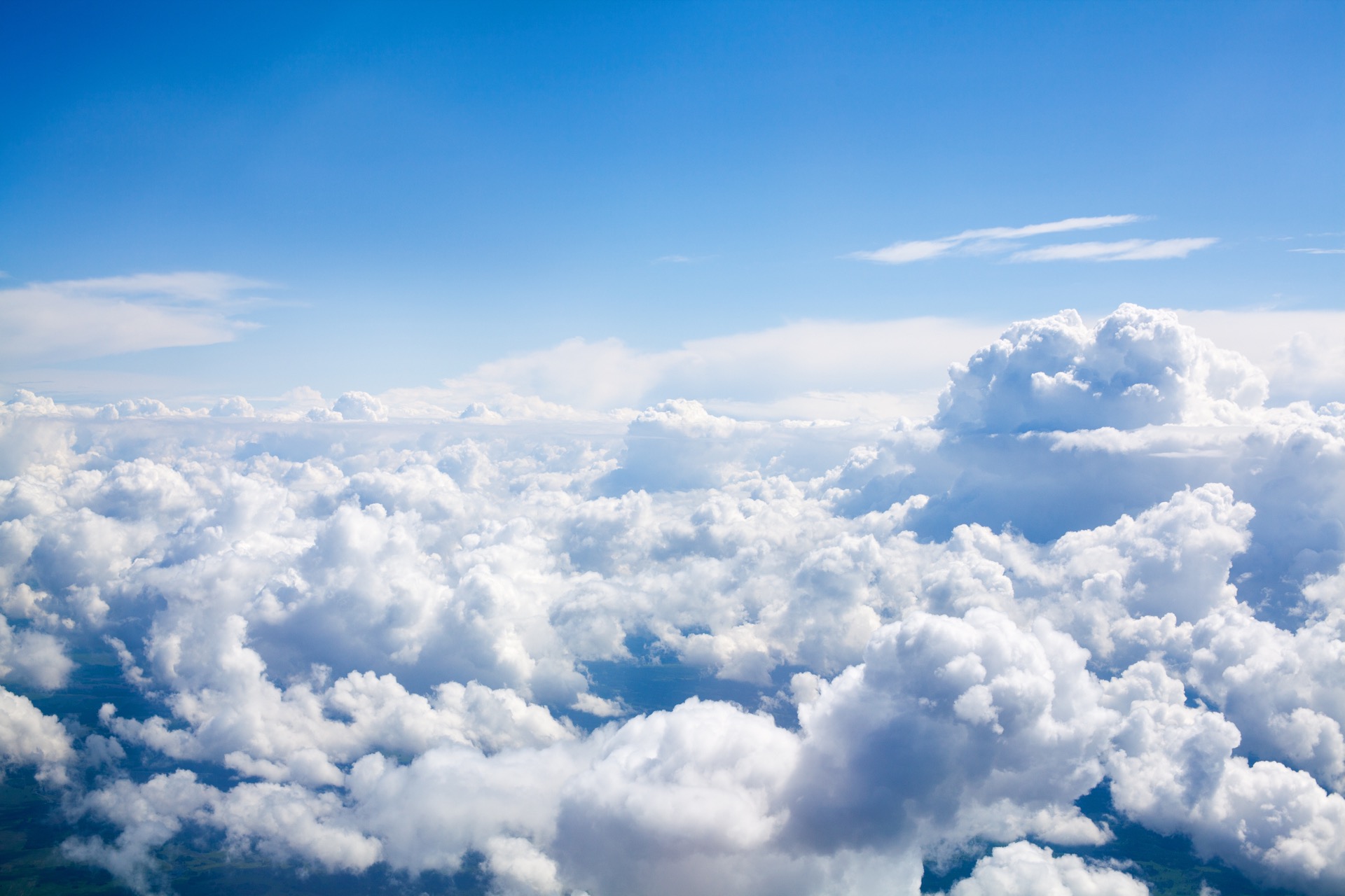 Nuage solitaire dans un ciel bleu dégagé