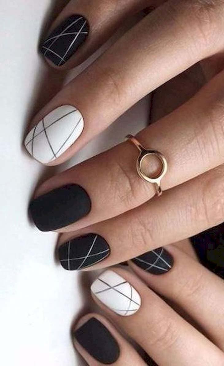 Ongles longs au nail-art minimaliste. source : spm