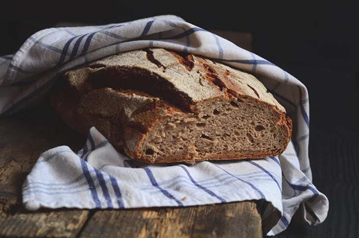 Pain fait maison traditionnel fraîchement cuit sur une table en bois 