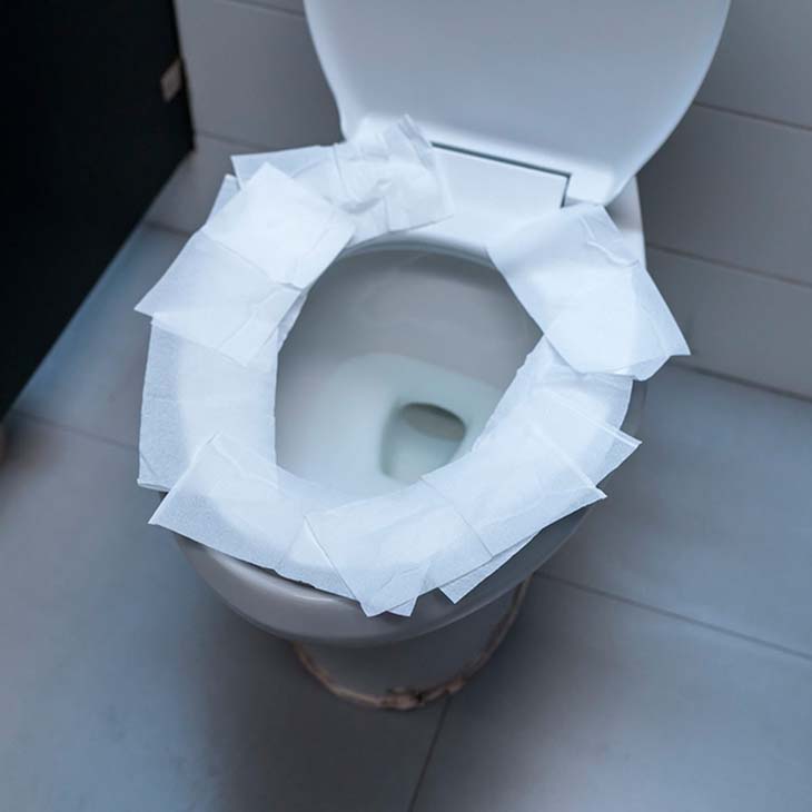 Le papier toilette comme protection sur le siège des toilettes. source : spm