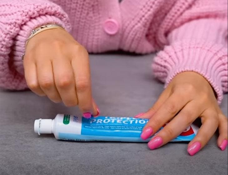 Percer le tube du dentifrice avec une punaise