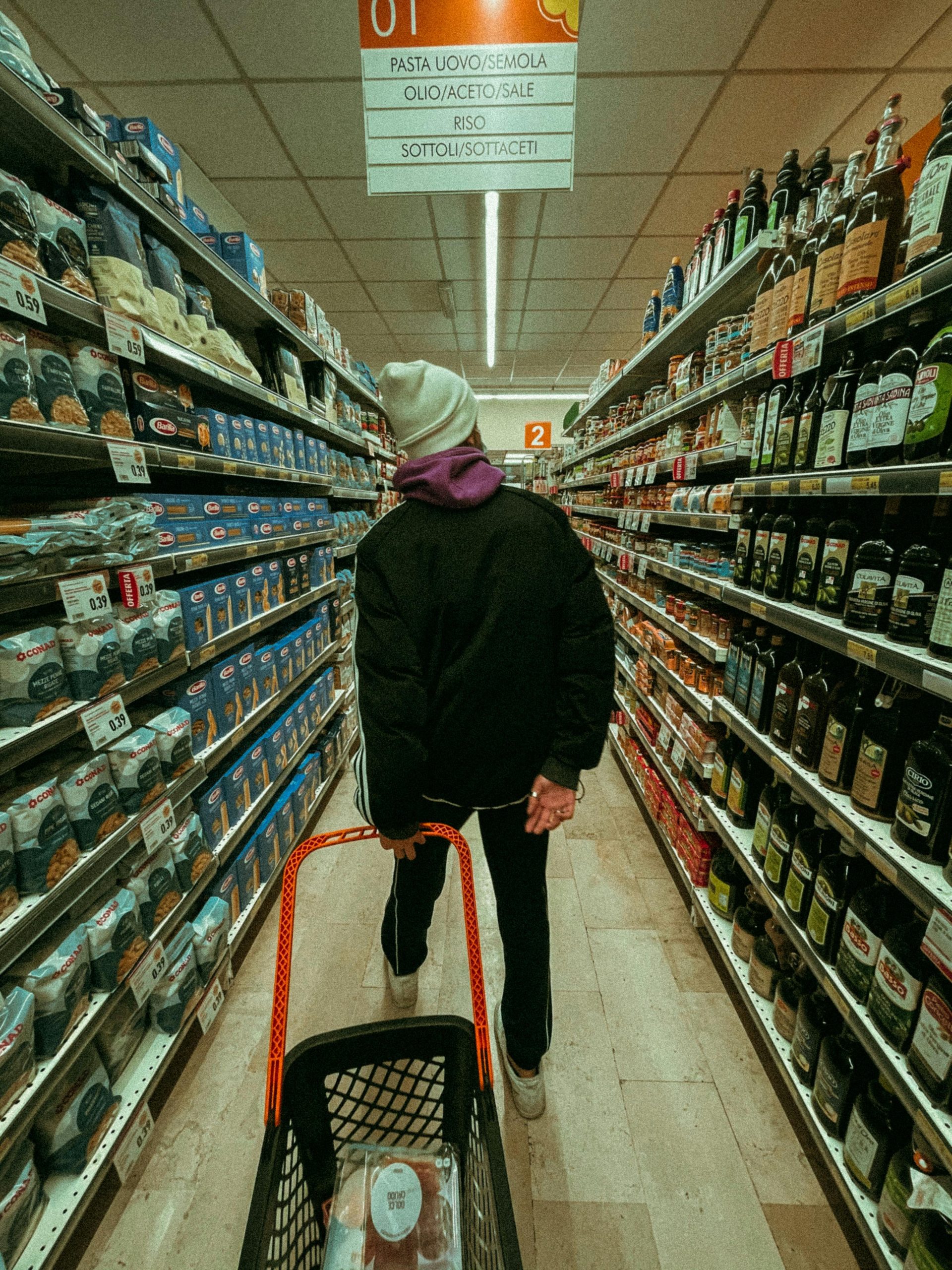 Rayon de supermarché avec des produits d'hygiène