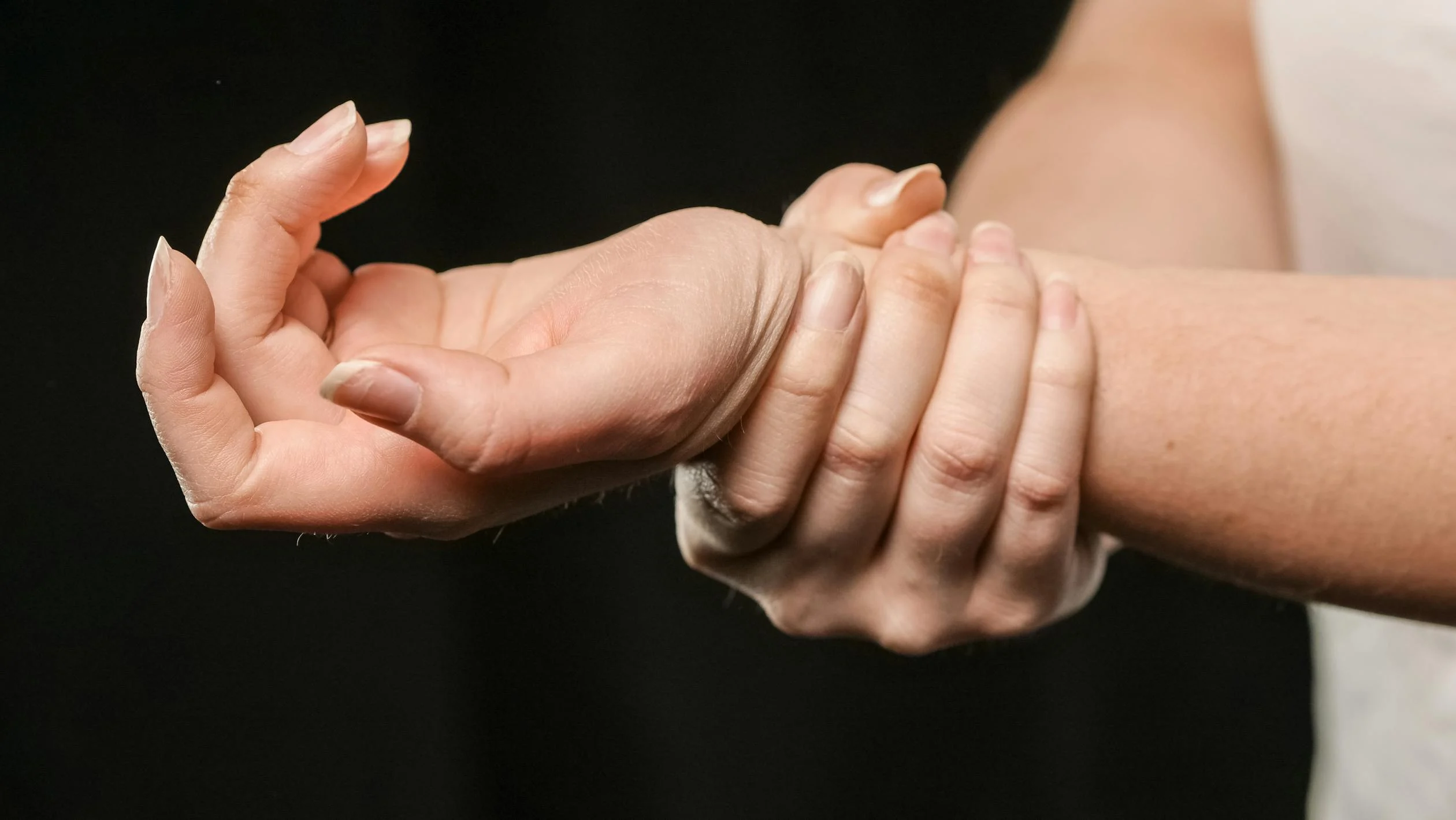 Femme pratiquant la méditation en pleine conscience dans un cadre calme