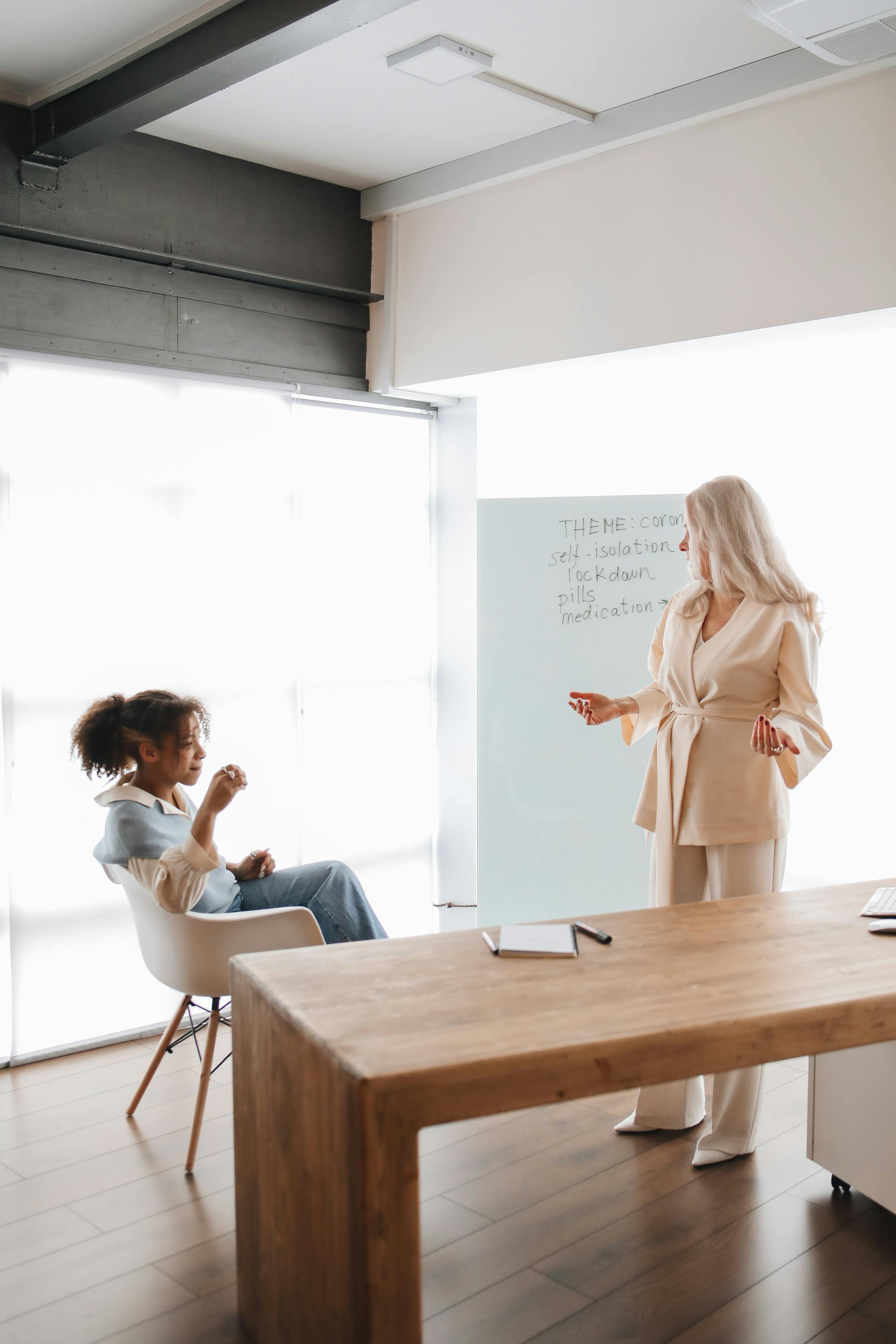 Femme regardant sa montre, illustrant la gestion du temps