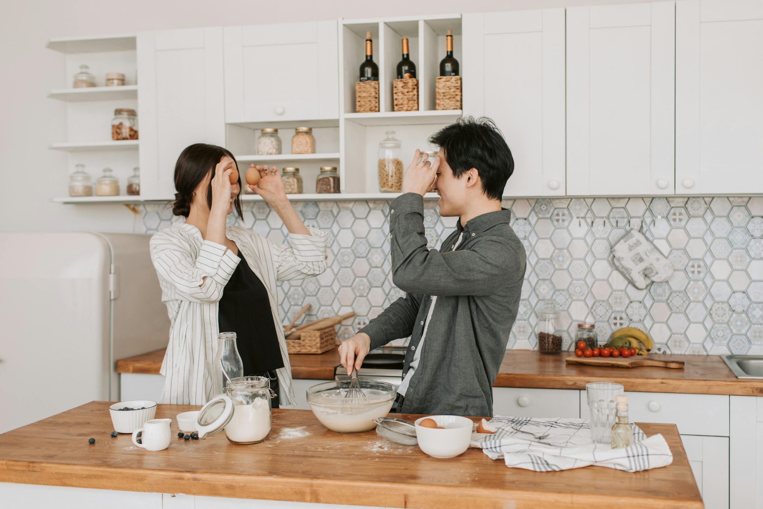 Couple rangeant des courses ensemble dans une cuisine
