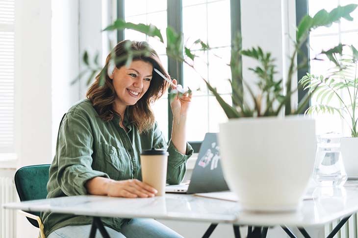 Des plantes à côté du bureau 