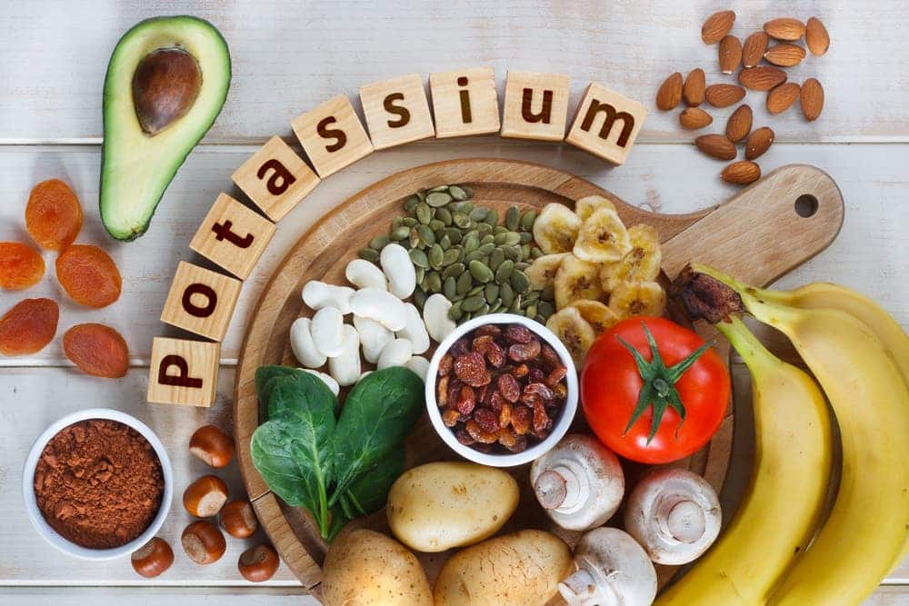 Aliments riches en potassium : bananes, pommes de terre, épinards, avocat