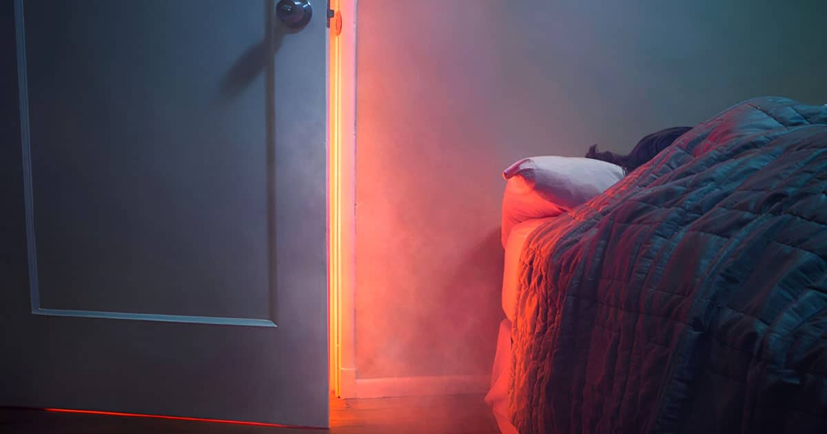 Personne dormant paisiblement dans une chambre à la porte fermée